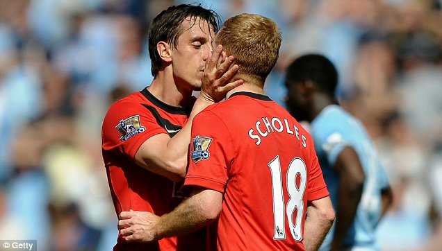 Gary Neville besa a Scholes en los labios